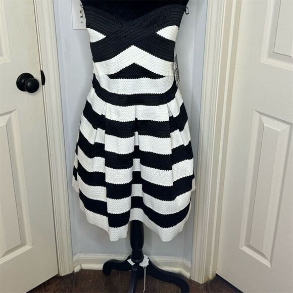 Express Strapless Black & White Striped Fit & Flare Dress Size L Knee Length - Picture 1 of 3